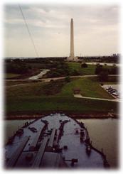 San Jacinto Monument mit USS Texas